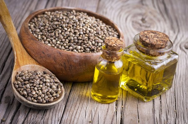 L'Huile de Chanvre : La Clé d'une Peau Rayonnante et d'un Esprit Serein