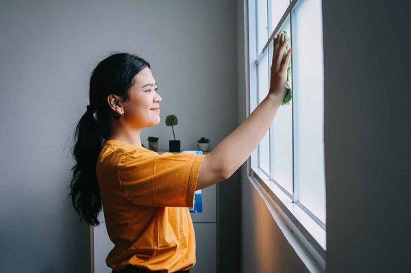 Astuce de mémé pour faire briller les vitres sans traces