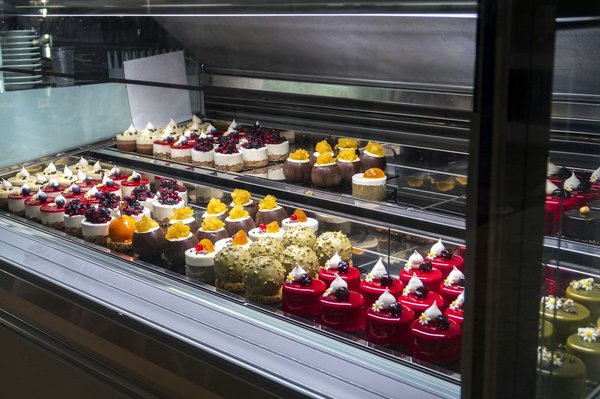 Le meuble vitrine : l'allié idéal pour vos objets précieux