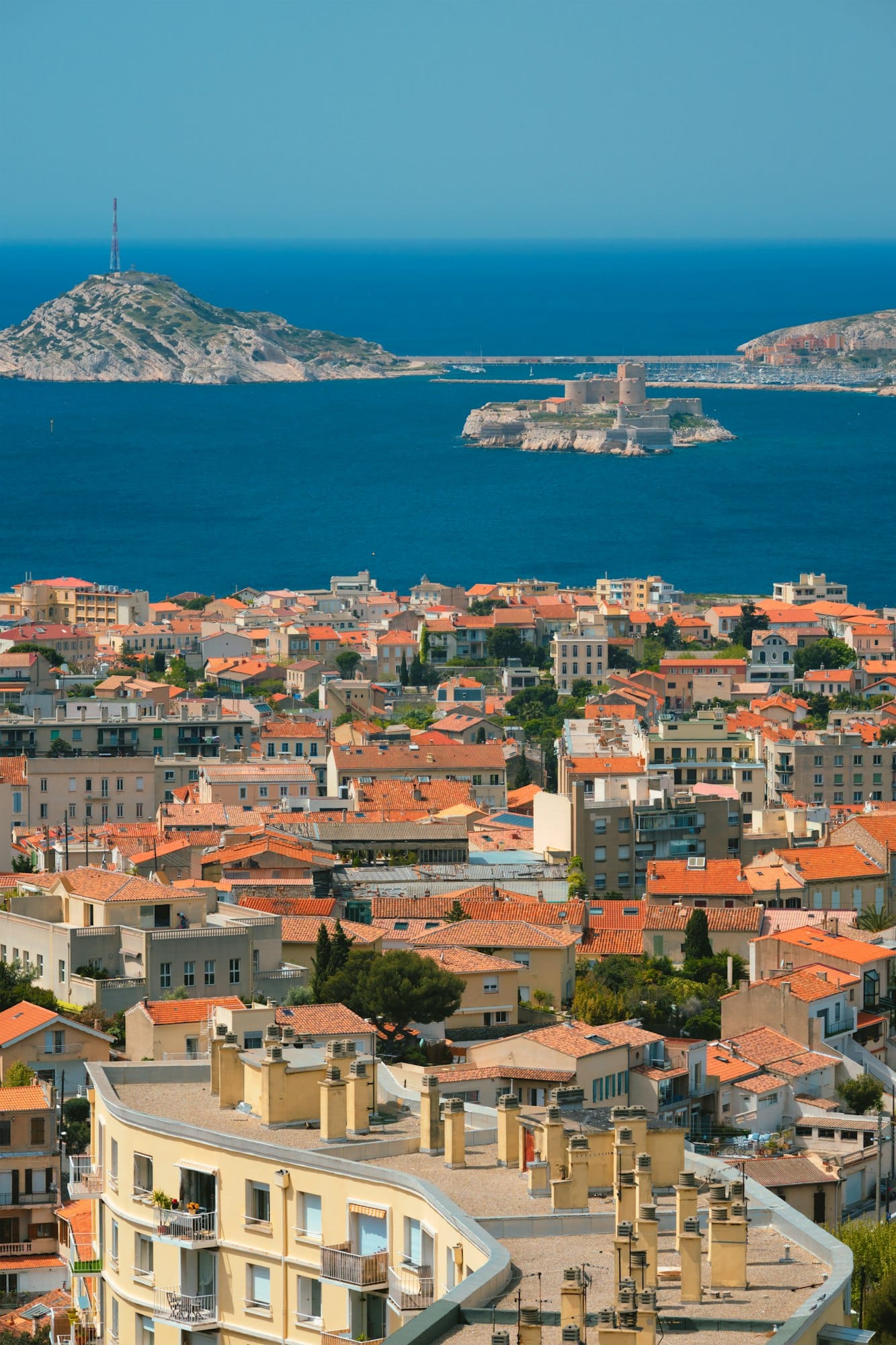 Quelles sont les régions de Provence offrant des biens immobiliers abordables recommandées par Barnes ?